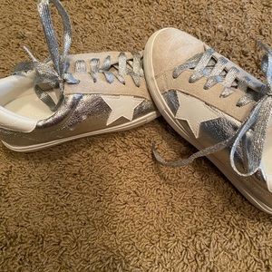 Silver and tan tennis shoe